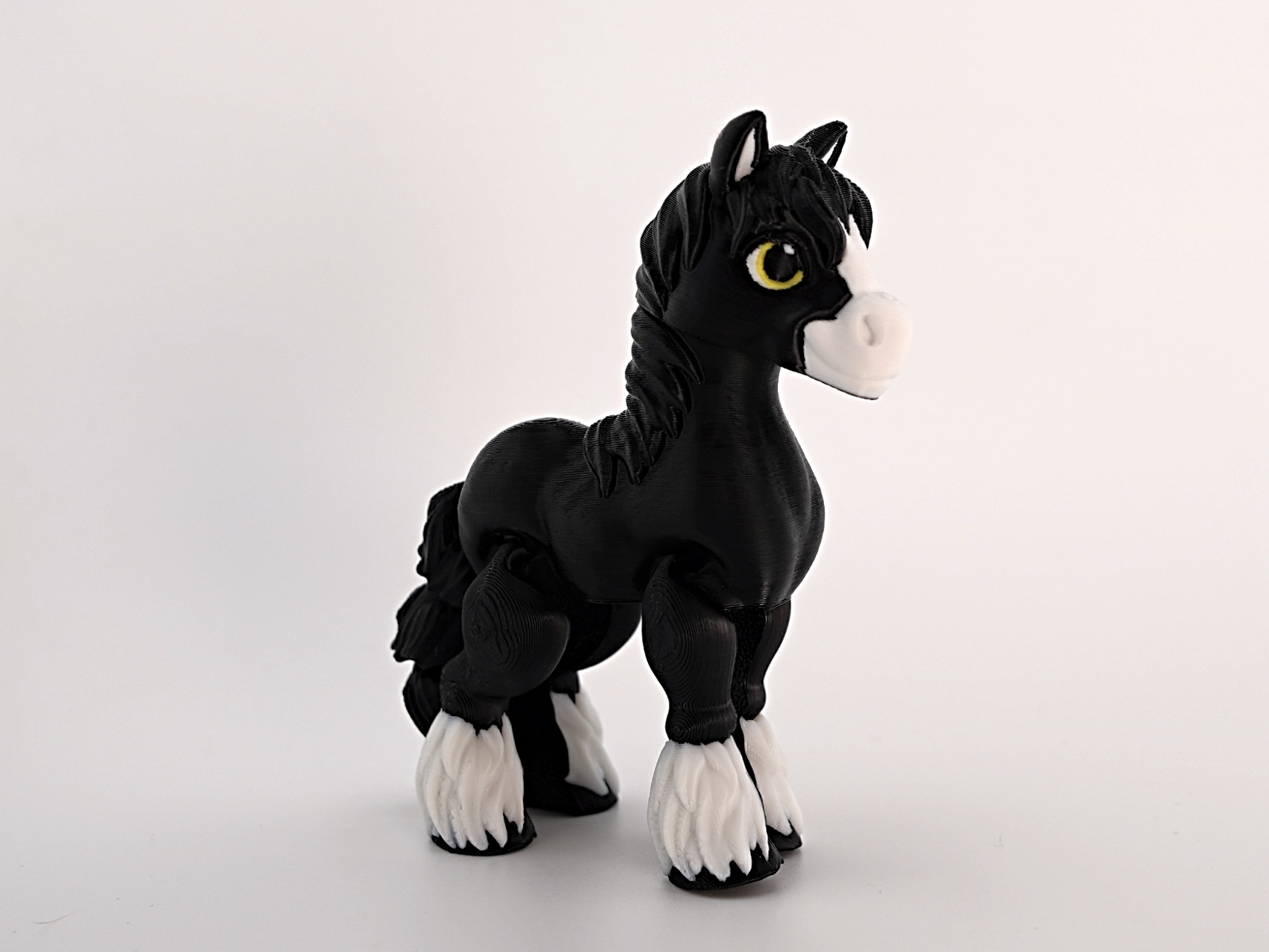 Черная лошадка